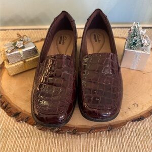 Clarks Collection Women's Deep Brown, glossy, Croc-Embossed Loafers.sz 7.5 med.